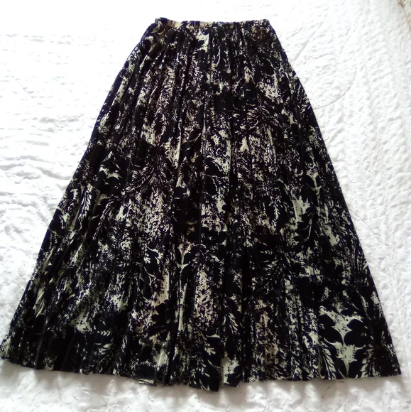 FUZZI Women's Black & White Mesh & Velvet Maxi Skirt Elastic Waist, Size…